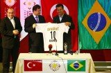 Dunga em um colégio exemplar em Istambul