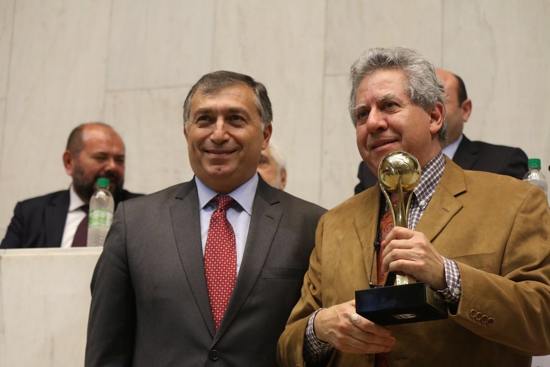 Fernando Lotemberg entrega Prêmio Anual do CCBT à Peter Demant