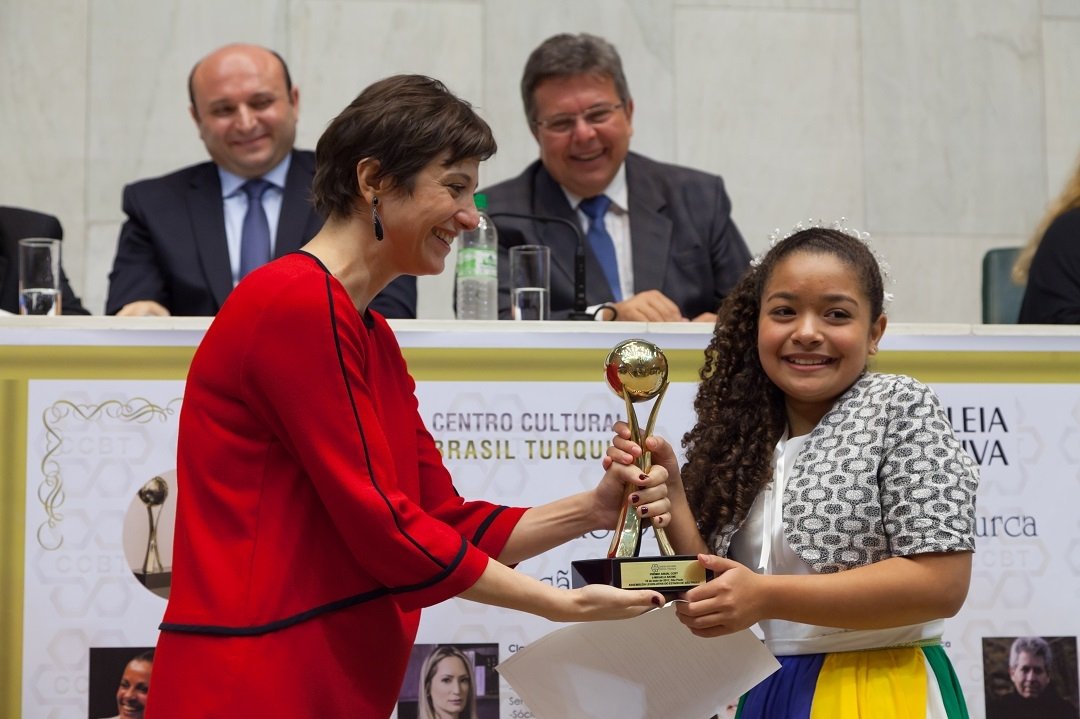 Aurea Viera entrega Prêmio Anual do CCBT à Milkela Akeme