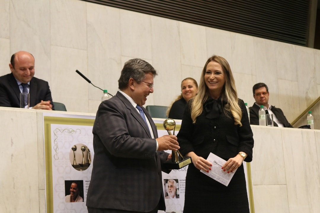 Carlão Pignatari entrega Prêmio Anual do CCBT à Clarita Costa Maia