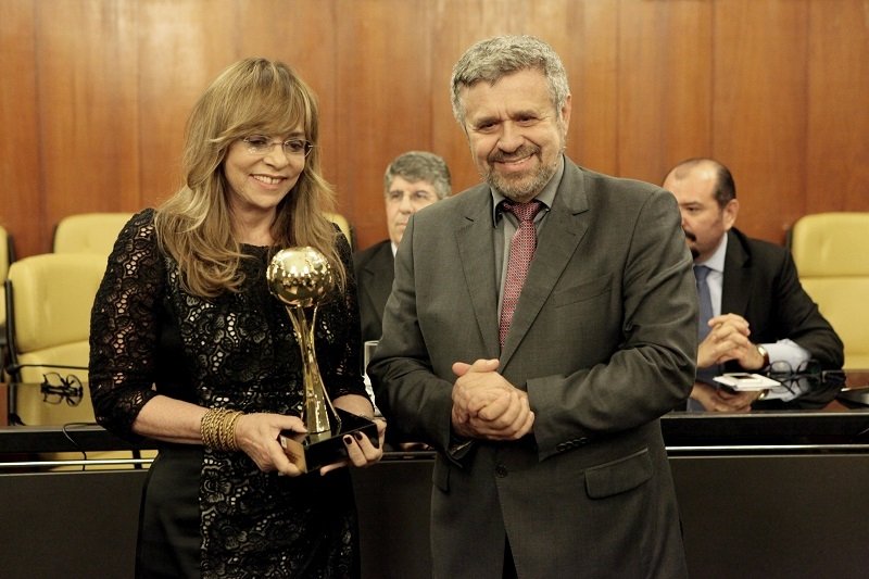 Gloria Perez, premiada pelo CCBT na categoria Mídia, com Deputado Estadual José Américo (Foto: Andr