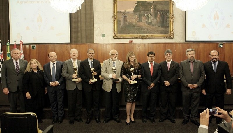 A mesa da Sessão Solene com premiados (Foto: André Bueno / CMSP)