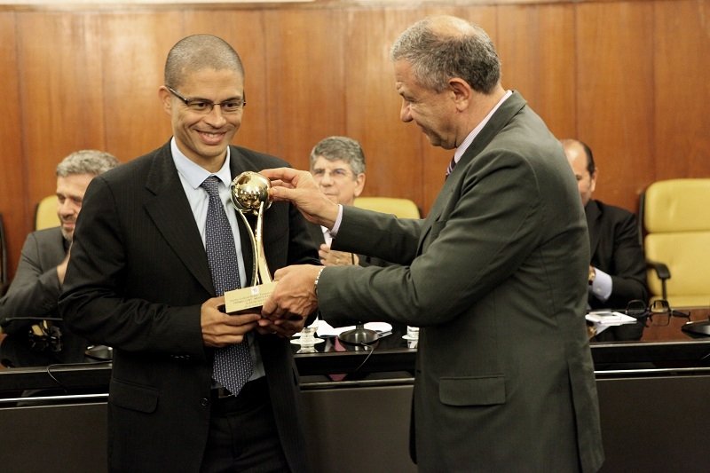 Alex de Souza, premiado pelo CCBT na categoria Especial, com Desembargador Sérgio Ribas (Foto: André Bueno / CMSP)