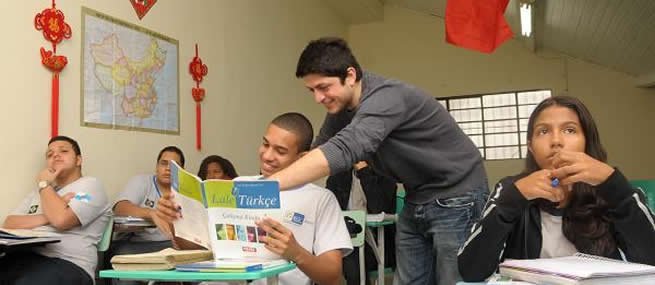 O curso de turco que CCBT administra na escola estadual no Rio de Janeiro é noticiado na TV Globo