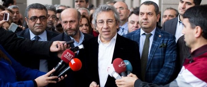 Preso diretor de jornal turco por revelar entregas de armas aos jihadistas