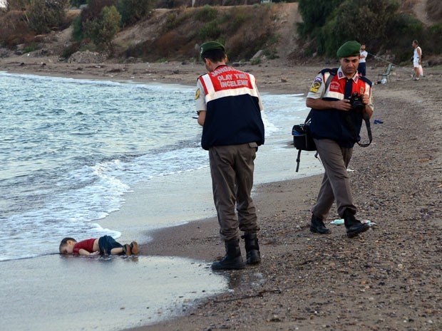 Foto de criança síria morta em praia turca torna-se símbolo de crise dos refugiados